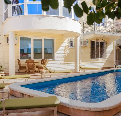 Бассейн во дворе